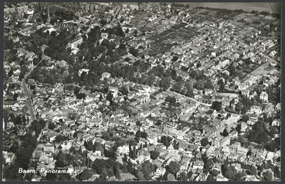 16751 Luchtfoto van Baarn, uit het zuiden, met in het midden de Eemnesserweg.